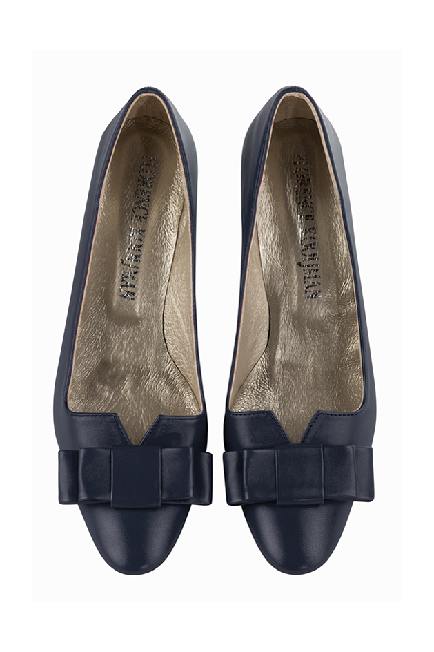 Women's navy blue elegant pumps with a bow on the front. Round toe. High kitten heels - Top view